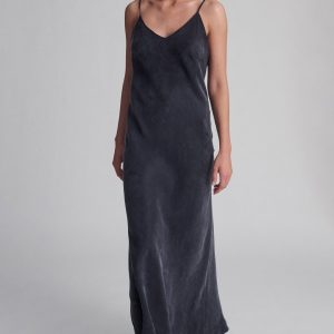 V-NECK TENCEL™ MAXI DRESS IN BLACK